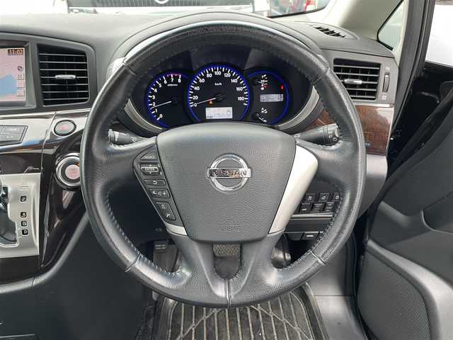 日産 エルグランド VIP 滋賀県 2011(平23)年 10.9万km ファントムブラック 禁煙車/サンルーフ/黒レザーシート/純正HDDナビ/CD/DVD/Bluetooth/フルセグTV/アラウンドビューカメラ/オートサイドステップ/社外20AW/パワーバックドア/パワーシート/シートメモリー/キセノンライト/100V電源/スマートキー/シートヒーター/両側パワースライドドア/後席モニター/ETC/オットマン/純正フロアマット