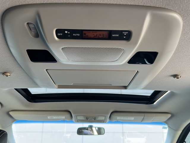 日産 エルグランド VIP 埼玉県 2011(平23)年 10.9万km ファントムブラック (株)IDOMが運営する【じしゃロン熊谷店】の自社ローン専用車両になりますこちらは現金またはオートローンご利用時の価格です。自社ローンご希望の方は別途その旨お申付け下さい/禁煙車/サンルーフ/黒レザーシート/純正HDDナビ（CD/DVD/Bluetooth/フルセグTV）/アラウンドビューカメラ/オートサイドステップ/社外20AW/パワーバックドア/パワーシート/シートメモリー/キセノンライト/100V電源/スマートキー/シートヒーター/両側パワースライドドア/電動格納サードシート/後席モニター/ETC/オットマン/純正フロアマット/スペアキー