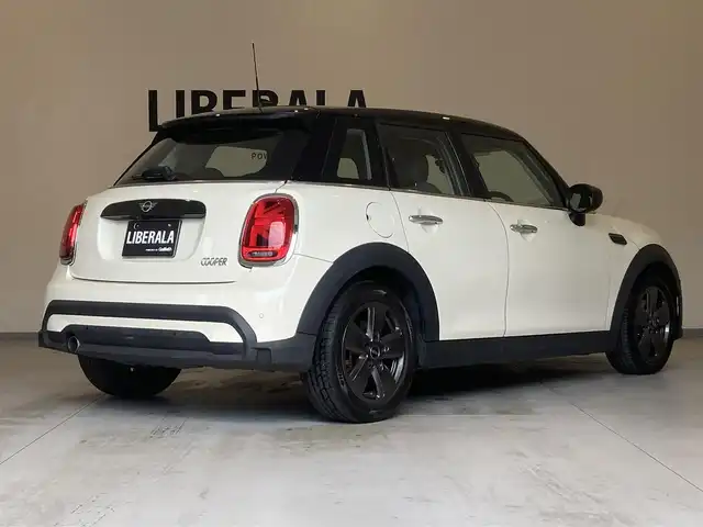 ＭＩＮＩ ミニ クーパー 熊本県 2021(令3)年 2.5万km ペッパー・ホワイト ・スマートキー/・プッシュスタート/・インテリジェントセーフティ/・PDC自動起動/・パーキングアシスト/・ハーフレザースポーツシート/・純正HDDナビ/　【Bluetooth・USB・MSV】/・バックカメラ/・ETC/・ドライブレコーダー(前方録画)/・LEDヘッドランプ/・UKテール/・純正マット