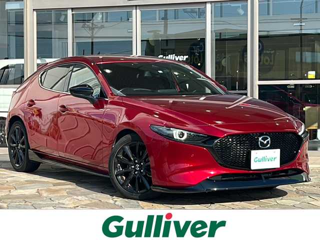 マツダ マツダ３ファストバック 20S ブラックトーンED 静岡県 2023(令5)年 2.6万km ソウルレッドクリスタルM 純正ナビ/・FM/AM/・Bluetooth/・USB/・CD/DVD/・メモリーオーディオ/・フルセグTV/・HDMI/主要装備/・３６０°ビュー・モニター/・運転席１０Ｗａｙパワーシート/・運転席＆助手席シートヒーター/・ステアリングヒーター/・ヘッドアップディスプレイ/・パーキングソナー/・i-stop/・ETC/・電動パーキング/・オートホールド/・MTモード付AT/・パドルシフト/・サイドカーテンエアバッグ/・ブラインドスポットモニタリング/・レーンキープアシスト/・スマートブレーキサポート