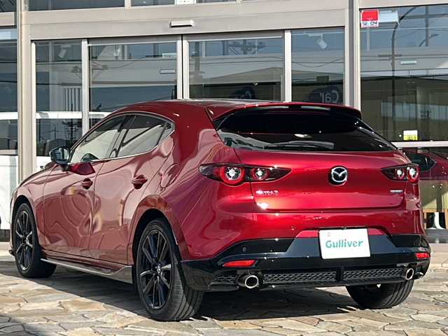 マツダ マツダ３ファストバック 20S ブラックトーンED 静岡県 2023(令5)年 2.6万km ソウルレッドクリスタルM 純正ナビ/・FM/AM/・Bluetooth/・USB/・CD/DVD/・メモリーオーディオ/・フルセグTV/・HDMI/主要装備/・３６０°ビュー・モニター/・運転席１０Ｗａｙパワーシート/・運転席＆助手席シートヒーター/・ステアリングヒーター/・ヘッドアップディスプレイ/・パーキングソナー/・i-stop/・ETC/・電動パーキング/・オートホールド/・MTモード付AT/・パドルシフト/・サイドカーテンエアバッグ/・ブラインドスポットモニタリング/・レーンキープアシスト/・スマートブレーキサポート