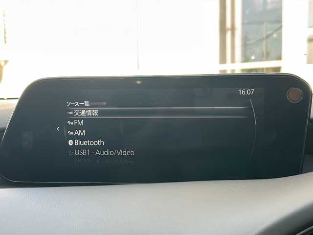 マツダ マツダ３ファストバック 20S ブラックトーンED 静岡県 2023(令5)年 2.6万km ソウルレッドクリスタルM 純正ナビ/・FM/AM/・Bluetooth/・USB/・CD/DVD/・メモリーオーディオ/・フルセグTV/・HDMI/主要装備/・３６０°ビュー・モニター/・運転席１０Ｗａｙパワーシート/・運転席＆助手席シートヒーター/・ステアリングヒーター/・ヘッドアップディスプレイ/・パーキングソナー/・i-stop/・ETC/・電動パーキング/・オートホールド/・MTモード付AT/・パドルシフト/・サイドカーテンエアバッグ/・ブラインドスポットモニタリング/・レーンキープアシスト/・スマートブレーキサポート