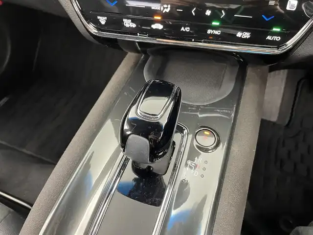 ホンダ ヴェゼル ハイブリッド RS ホンダセンシング 大分県 2018(平30)年 5万km クリスタルブラックパール 社外SDナビ/（AM/FM/Bluetooth/フルセグTV/DVD）/バックカメラ/ホンダセンシング/アダクティブクルーズコントロール/レーンキープアシスト/ブレーキホールド/衝突軽減システム/カーテンエアバッグ/ハーフレザーシート/シートヒーター（D/N席）/パドルシフト/ステアリングスイッチ/LEDヘッドライト/オートライト/ビルトインETC/前後ドライブレコーダー/純正18インチアルミホイール/純正フロアマット/スマートキー