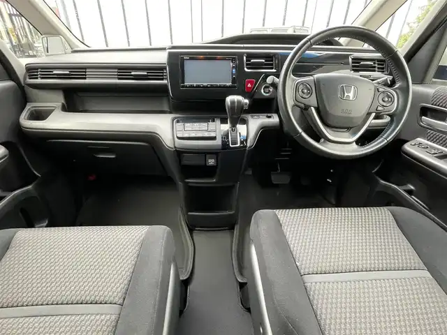 ホンダ ステップワゴン スパーダ ホンダセンシング 大阪府 2017(平29)年 4.9万km ホワイトオーキッドパール 純正ナビ　/   フルセグＴＶ/CD/DVD/Bluetooth　/バックモニター　/ホンダセンシング　/９インチ後席モニター　/両側パワースライドドア　/アイドリングストップ/パドルシフト/純正16インチアルミホイール/純正フロアマット（1列目）/Clazzioマット（2列目）　/プッシュスタート/スマートキー　/ビルトインＥＴＣ　/ＬＥＤ