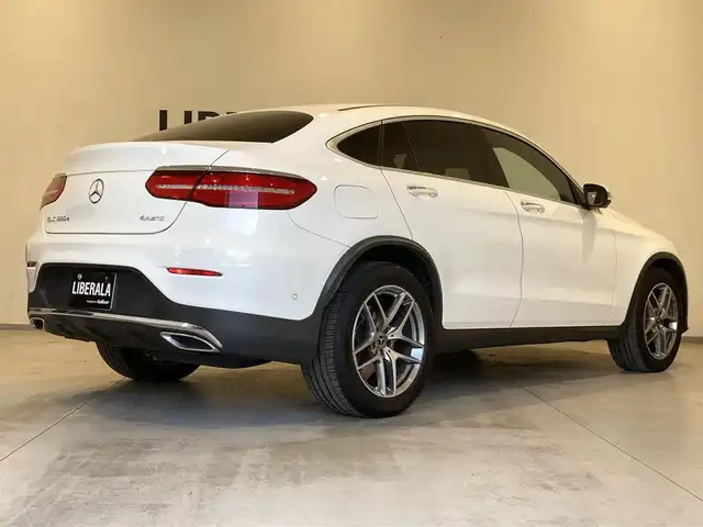メルセデス・ベンツ ＧＬＣ２２０ d 4マチック クーペ スポーツ 熊本県 2019(平31)年 5.7万km ポーラホワイト ・スマートキー/・プッシュスタート/・アクティブブレーキアシスト/・ブラインドスポットモニター/・アテンションアシスト/・レーンキープアシスト/・インテリジェントライトシステムスト/・クルーズコントロール(追従式)/・ハーフレザーシート/・前席パワーシート/・全席シートヒーター/・純正HDDナビ/　【DVD・Bluetooth・USB・SD・MSV】/・フルセグTV/・全方位カメラ/・ETC/・ドライブレコーダー(前後録画)/・ヘッドアップディスプレイ/・パワーバックドア/・LEDヘッドランプ/・純正マット
