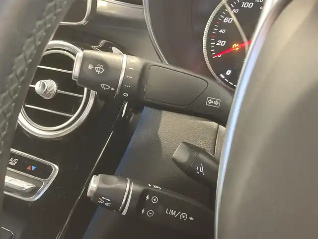 メルセデス・ベンツ ＧＬＣ２２０ d 4マチック クーペ スポーツ 熊本県 2019(平31)年 5.7万km ポーラホワイト ・スマートキー/・プッシュスタート/・アクティブブレーキアシスト/・ブラインドスポットモニター/・アテンションアシスト/・レーンキープアシスト/・インテリジェントライトシステムスト/・クルーズコントロール(追従式)/・ハーフレザーシート/・前席パワーシート/・全席シートヒーター/・純正HDDナビ/　【DVD・Bluetooth・USB・SD・MSV】/・フルセグTV/・全方位カメラ/・ETC/・ドライブレコーダー(前後録画)/・ヘッドアップディスプレイ/・パワーバックドア/・LEDヘッドランプ/・純正マット