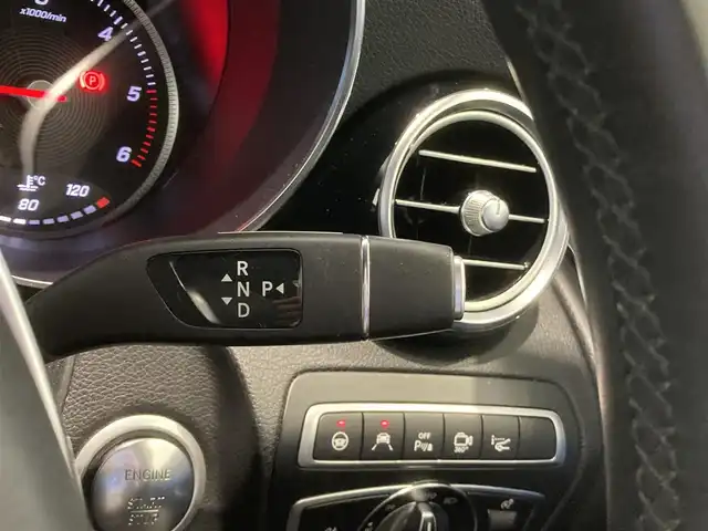 メルセデス・ベンツ ＧＬＣ２２０ d 4マチック クーペ スポーツ 熊本県 2019(平31)年 5.7万km ポーラホワイト ・スマートキー/・プッシュスタート/・アクティブブレーキアシスト/・ブラインドスポットモニター/・アテンションアシスト/・レーンキープアシスト/・インテリジェントライトシステムスト/・クルーズコントロール(追従式)/・ハーフレザーシート/・前席パワーシート/・全席シートヒーター/・純正HDDナビ/　【DVD・Bluetooth・USB・SD・MSV】/・フルセグTV/・全方位カメラ/・ETC/・ドライブレコーダー(前後録画)/・ヘッドアップディスプレイ/・パワーバックドア/・LEDヘッドランプ/・純正マット