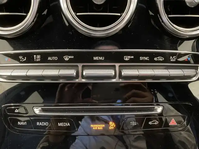 メルセデス・ベンツ ＧＬＣ２２０ d 4マチック クーペ スポーツ 熊本県 2019(平31)年 5.7万km ポーラホワイト ・スマートキー/・プッシュスタート/・アクティブブレーキアシスト/・ブラインドスポットモニター/・アテンションアシスト/・レーンキープアシスト/・インテリジェントライトシステムスト/・クルーズコントロール(追従式)/・ハーフレザーシート/・前席パワーシート/・全席シートヒーター/・純正HDDナビ/　【DVD・Bluetooth・USB・SD・MSV】/・フルセグTV/・全方位カメラ/・ETC/・ドライブレコーダー(前後録画)/・ヘッドアップディスプレイ/・パワーバックドア/・LEDヘッドランプ/・純正マット