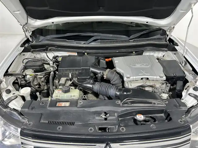 三菱 アウトランダー ＰＨＥＶ G ナビパッケージ 石川県 2013(平25)年 9.7万km シルキーホワイト 純正7型ナビ/FM/AM/Bluetooth/ワンセグTV/バックカメラ/クルコン(追従あり)/レーンチェンジアシスト/eAssist/ハーフレザーシート/パドルシフト/ステアリングスイッチ/スマートキー/スペアキー/プッシュスタート/ETC/純正フロアマット/純正18インチアルミホイール/オートライト/横滑り防止装置