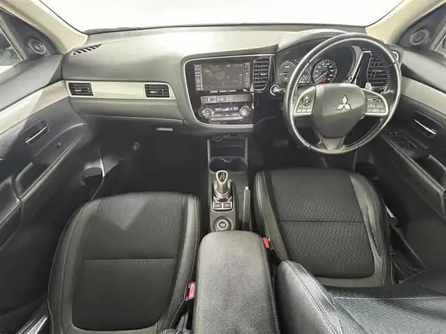 三菱 アウトランダー ＰＨＥＶ G ナビパッケージ 石川県 2013(平25)年 9.7万km シルキーホワイト 純正7型ナビ/FM/AM/Bluetooth/ワンセグTV/バックカメラ/クルコン(追従あり)/レーンチェンジアシスト/eAssist/ハーフレザーシート/パドルシフト/ステアリングスイッチ/スマートキー/スペアキー/プッシュスタート/ETC/純正フロアマット/純正18インチアルミホイール/オートライト/横滑り防止装置