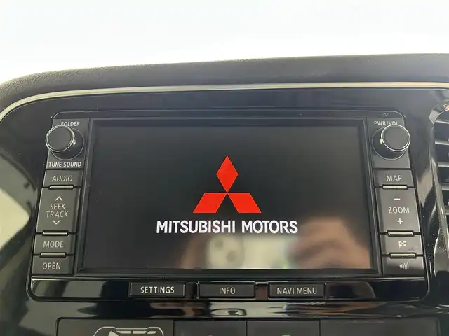 三菱 アウトランダー ＰＨＥＶ G ナビパッケージ 石川県 2013(平25)年 9.7万km シルキーホワイト 純正7型ナビ/FM/AM/Bluetooth/ワンセグTV/バックカメラ/クルコン(追従あり)/レーンチェンジアシスト/eAssist/ハーフレザーシート/パドルシフト/ステアリングスイッチ/スマートキー/スペアキー/プッシュスタート/ETC/純正フロアマット/純正18インチアルミホイール/オートライト/横滑り防止装置
