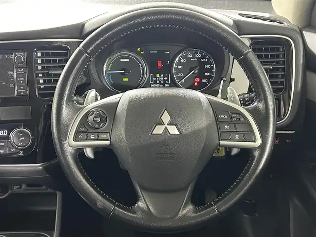 三菱 アウトランダー ＰＨＥＶ G ナビパッケージ 石川県 2013(平25)年 9.7万km シルキーホワイト 純正7型ナビ/FM/AM/Bluetooth/ワンセグTV/バックカメラ/クルコン(追従あり)/レーンチェンジアシスト/eAssist/ハーフレザーシート/パドルシフト/ステアリングスイッチ/スマートキー/スペアキー/プッシュスタート/ETC/純正フロアマット/純正18インチアルミホイール/オートライト/横滑り防止装置