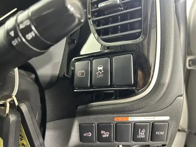 三菱 アウトランダー ＰＨＥＶ G ナビパッケージ 石川県 2013(平25)年 9.7万km シルキーホワイト 純正7型ナビ/FM/AM/Bluetooth/ワンセグTV/バックカメラ/クルコン(追従あり)/レーンチェンジアシスト/eAssist/ハーフレザーシート/パドルシフト/ステアリングスイッチ/スマートキー/スペアキー/プッシュスタート/ETC/純正フロアマット/純正18インチアルミホイール/オートライト/横滑り防止装置