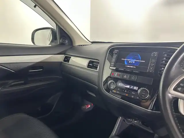 三菱 アウトランダー ＰＨＥＶ G ナビパッケージ 石川県 2013(平25)年 9.7万km シルキーホワイト 純正7型ナビ/FM/AM/Bluetooth/ワンセグTV/バックカメラ/クルコン(追従あり)/レーンチェンジアシスト/eAssist/ハーフレザーシート/パドルシフト/ステアリングスイッチ/スマートキー/スペアキー/プッシュスタート/ETC/純正フロアマット/純正18インチアルミホイール/オートライト/横滑り防止装置