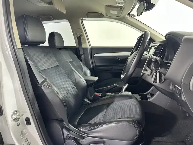 三菱 アウトランダー ＰＨＥＶ G ナビパッケージ 石川県 2013(平25)年 9.7万km シルキーホワイト 純正7型ナビ/FM/AM/Bluetooth/ワンセグTV/バックカメラ/クルコン(追従あり)/レーンチェンジアシスト/eAssist/ハーフレザーシート/パドルシフト/ステアリングスイッチ/スマートキー/スペアキー/プッシュスタート/ETC/純正フロアマット/純正18インチアルミホイール/オートライト/横滑り防止装置