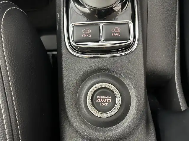 三菱 アウトランダー ＰＨＥＶ G ナビパッケージ 石川県 2013(平25)年 9.7万km シルキーホワイト 純正7型ナビ/FM/AM/Bluetooth/ワンセグTV/バックカメラ/クルコン(追従あり)/レーンチェンジアシスト/eAssist/ハーフレザーシート/パドルシフト/ステアリングスイッチ/スマートキー/スペアキー/プッシュスタート/ETC/純正フロアマット/純正18インチアルミホイール/オートライト/横滑り防止装置