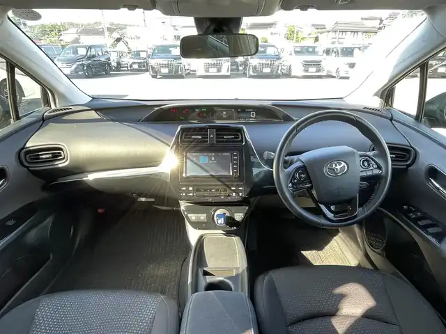 トヨタ プリウス S 岡山県 2021(令3)年 3.6万km アティチュードブラックマイカ 純正7インチナビ/フルセグTV、CD、Bluetooth、AM、FM/バックカメラ/ビルトインETC/AC100V/トヨタセーフティセンス/・プリクラッシュセーフティセンス/・レーントレーシングアシスト/・レーダークルーズコントロール/・オートマチックハイビーム/・ロードサインアシスト/先行車発進告知機能
