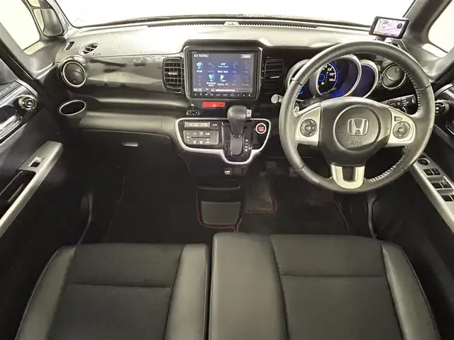 ホンダ Ｎ ＢＯＸ カスタム G ターボ Lパッケージ 佐賀県 2015(平27)年 6.3万km プレミアムホワイトパールⅡ 純正8インチナビ＜Bluetooth機能有＞/ターボ車/両側パワースライドドア/バックカメラ/あんしんパッケージ・シティブレーキアクティブシステム/（低速域衝突軽減ブレーキ＋誤発進抑制機能）/クルーズコントロール/パドルシフト/社外レーダー探知機/革巻きステアリング/ハーフレザーシート/HIDヘッドライト/フォグランプ/フロアマット