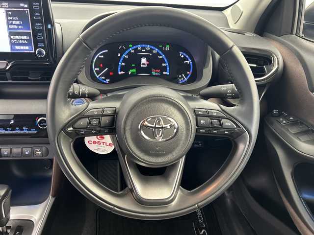 トヨタ ヤリスクロス ハイブリッド Z 鹿児島県 2021(令3)年 3.7万km ホワイトパールクリスタルシャイン 純正ディスプレイオーディオ（ナビキット付き）/パノラミックビューモニター/Toyota Safety Sense/・プリクラッシュセーフティ/・レーントレーシングアシスト/・レーダークルーズコントロール/・アダプティブハイビームシステム/・ロードサインアシスト/・先行車発進告知機能/・インテリジェントクリアランスソナー/・ブラインドスポットモニター/・リヤクロストラフィックオートブレーキ/・車両接近通報装置/ETC/パワーバックドア/ステアリングリモコン/シートヒーター/パワーシート/ハーフレザーシート/LEDヘッドライト/スマートキー/禁煙車