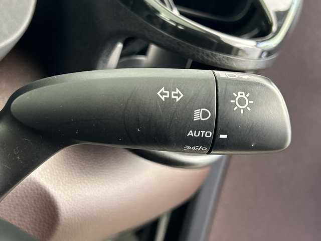 トヨタ ヤリスクロス ハイブリッド Z 鹿児島県 2021(令3)年 3.7万km ホワイトパールクリスタルシャイン 純正ディスプレイオーディオ（ナビキット付き）/パノラミックビューモニター/Toyota Safety Sense/・プリクラッシュセーフティ/・レーントレーシングアシスト/・レーダークルーズコントロール/・アダプティブハイビームシステム/・ロードサインアシスト/・先行車発進告知機能/・インテリジェントクリアランスソナー/・ブラインドスポットモニター/・リヤクロストラフィックオートブレーキ/・車両接近通報装置/ETC/パワーバックドア/ステアリングリモコン/シートヒーター/パワーシート/ハーフレザーシート/LEDヘッドライト/スマートキー/禁煙車