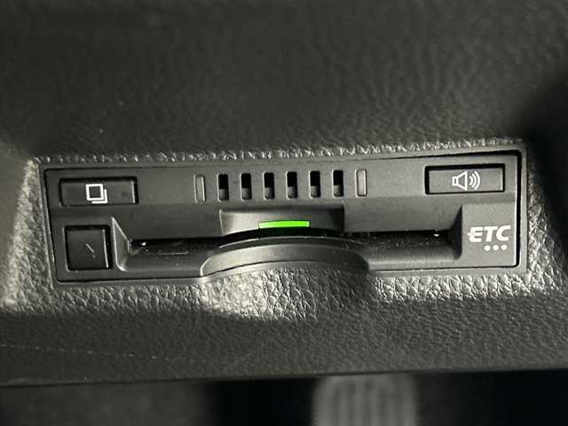 トヨタ ヤリスクロス ハイブリッド Z 鹿児島県 2021(令3)年 3.7万km ホワイトパールクリスタルシャイン 純正ディスプレイオーディオ（ナビキット付き）/パノラミックビューモニター/Toyota Safety Sense/・プリクラッシュセーフティ/・レーントレーシングアシスト/・レーダークルーズコントロール/・アダプティブハイビームシステム/・ロードサインアシスト/・先行車発進告知機能/・インテリジェントクリアランスソナー/・ブラインドスポットモニター/・リヤクロストラフィックオートブレーキ/・車両接近通報装置/ETC/パワーバックドア/ステアリングリモコン/シートヒーター/パワーシート/ハーフレザーシート/LEDヘッドライト/スマートキー/禁煙車