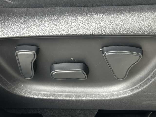 トヨタ ヤリスクロス ハイブリッド Z 鹿児島県 2021(令3)年 3.7万km ホワイトパールクリスタルシャイン 純正ディスプレイオーディオ（ナビキット付き）/パノラミックビューモニター/Toyota Safety Sense/・プリクラッシュセーフティ/・レーントレーシングアシスト/・レーダークルーズコントロール/・アダプティブハイビームシステム/・ロードサインアシスト/・先行車発進告知機能/・インテリジェントクリアランスソナー/・ブラインドスポットモニター/・リヤクロストラフィックオートブレーキ/・車両接近通報装置/ETC/パワーバックドア/ステアリングリモコン/シートヒーター/パワーシート/ハーフレザーシート/LEDヘッドライト/スマートキー/禁煙車