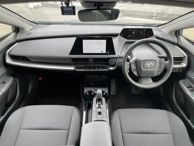 トヨタ プリウス U 富山県 2023(令5)年 1.7万km グレー 純正ディスプレイオーディオ／/フルセグＴＶ／/パノラミックビューモニター／/前後ドライブレコーダー／/ビルトインＥＴＣ２．０／/ＡＣ１００Ｖ電源／/レーダークルーズコントロール／/レーンキープアシスト／/オートマチックハイビーム/緊急操舵支援//ブラインドスポットモニター/