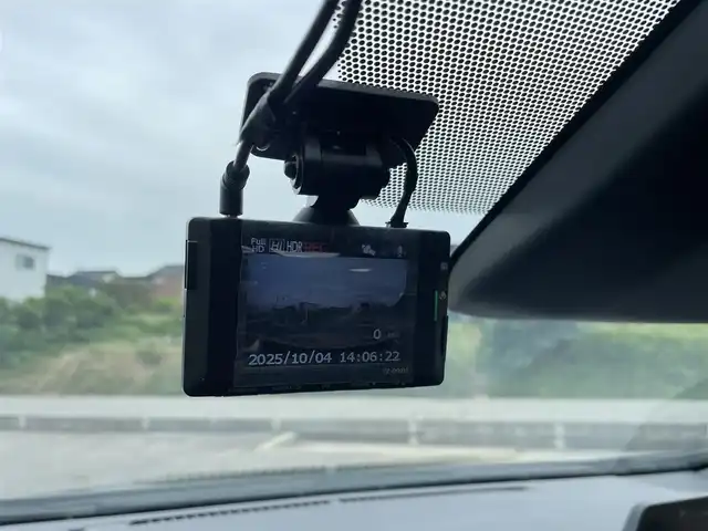 トヨタ プリウス U 富山県 2023(令5)年 1.7万km グレー 純正ディスプレイオーディオ／/フルセグＴＶ／/パノラミックビューモニター／/前後ドライブレコーダー／/ビルトインＥＴＣ２．０／/ＡＣ１００Ｖ電源／/レーダークルーズコントロール／/レーンキープアシスト／/オートマチックハイビーム/緊急操舵支援//ブラインドスポットモニター/