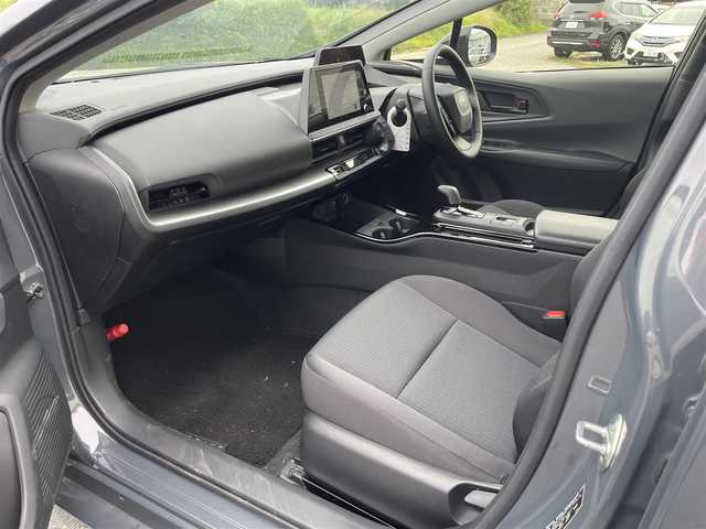 トヨタ プリウス U 岐阜県 2023(令5)年 1.7万km グレー 純正ディスプレイオーディオ/Bluetooth/フルセグＴＶ/パノラミックビューモニター/前後ドライブレコーダー/ビルトインＥＴＣ２．０/ＡＣ１００Ｖ電源/レーダークルーズコントロール/レーンキープアシスト/オートマチックハイビーム/緊急操舵支援/ブラインドスポットモニター/保証書/取扱説明書/スペアキー