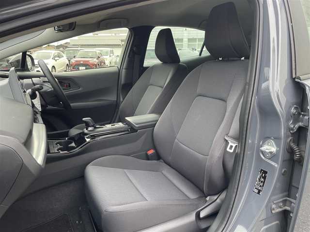 トヨタ プリウス U 岐阜県 2023(令5)年 1.7万km グレー 純正ディスプレイオーディオ/Bluetooth/フルセグＴＶ/パノラミックビューモニター/前後ドライブレコーダー/ビルトインＥＴＣ２．０/ＡＣ１００Ｖ電源/レーダークルーズコントロール/レーンキープアシスト/オートマチックハイビーム/緊急操舵支援/ブラインドスポットモニター/保証書/取扱説明書/スペアキー