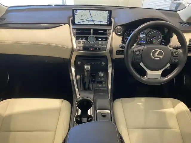 レクサス ＮＸ 300 Iパッケージ 熊本県 2020(令2)年 2.7万km グラファイトブラックガラスフレーク ・スマートキー/・プッシュスタート/・プリクラッシュセーフティ/・レーントレーシングアラート/・パーキングサポートアラート/・道路標識認識/・先行車発進告知/・ブラインドスポットモニター/・クルーズコントロール(追従式)/・オートマチックハイビーム/・アイボリーレザーシート/・前席パワーシート/・前席シートヒーター /・ハンドルヒーター /・純正メモリナビ/　【BD・Bluetooth・USB・SD・AUX・MSV】/・フルセグTV/・全方位カメラ/・ETC2.0/・ヘッドアップディスプレイ/・ドライブレコーダー(前後録画)/・パワーバックドア/・LEDヘッドランプ/・LEDフォグランプ/・純正マット/・保証書/取説