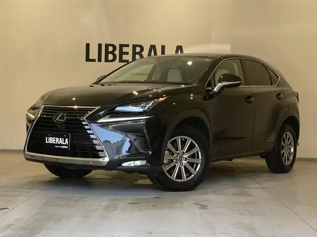 レクサス ＮＸ 300 Iパッケージ 熊本県 2020(令2)年 2.7万km グラファイトブラックガラスフレーク ・スマートキー/・プッシュスタート/・プリクラッシュセーフティ/・レーントレーシングアラート/・パーキングサポートアラート/・道路標識認識/・先行車発進告知/・ブラインドスポットモニター/・クルーズコントロール(追従式)/・オートマチックハイビーム/・アイボリーレザーシート/・前席パワーシート/・前席シートヒーター /・ハンドルヒーター /・純正メモリナビ/　【BD・Bluetooth・USB・SD・AUX・MSV】/・フルセグTV/・全方位カメラ/・ETC2.0/・ヘッドアップディスプレイ/・ドライブレコーダー(前後録画)/・パワーバックドア/・LEDヘッドランプ/・LEDフォグランプ/・純正マット/・保証書/取説