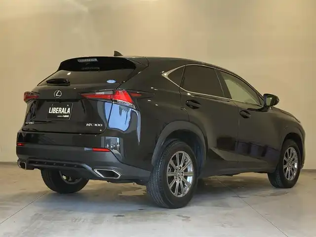 レクサス ＮＸ 300 Iパッケージ 熊本県 2020(令2)年 2.7万km グラファイトブラックガラスフレーク ・スマートキー/・プッシュスタート/・プリクラッシュセーフティ/・レーントレーシングアラート/・パーキングサポートアラート/・道路標識認識/・先行車発進告知/・ブラインドスポットモニター/・クルーズコントロール(追従式)/・オートマチックハイビーム/・アイボリーレザーシート/・前席パワーシート/・前席シートヒーター /・ハンドルヒーター /・純正メモリナビ/　【BD・Bluetooth・USB・SD・AUX・MSV】/・フルセグTV/・全方位カメラ/・ETC2.0/・ヘッドアップディスプレイ/・ドライブレコーダー(前後録画)/・パワーバックドア/・LEDヘッドランプ/・LEDフォグランプ/・純正マット/・保証書/取説