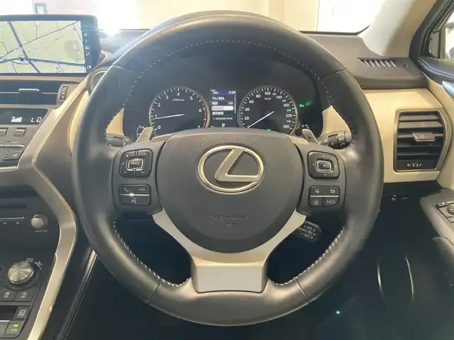 レクサス ＮＸ 300 Iパッケージ 熊本県 2020(令2)年 2.7万km グラファイトブラックガラスフレーク ・スマートキー/・プッシュスタート/・プリクラッシュセーフティ/・レーントレーシングアラート/・パーキングサポートアラート/・道路標識認識/・先行車発進告知/・ブラインドスポットモニター/・クルーズコントロール(追従式)/・オートマチックハイビーム/・アイボリーレザーシート/・前席パワーシート/・前席シートヒーター /・ハンドルヒーター /・純正メモリナビ/　【BD・Bluetooth・USB・SD・AUX・MSV】/・フルセグTV/・全方位カメラ/・ETC2.0/・ヘッドアップディスプレイ/・ドライブレコーダー(前後録画)/・パワーバックドア/・LEDヘッドランプ/・LEDフォグランプ/・純正マット/・保証書/取説