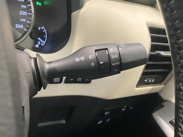 レクサス ＮＸ 300 Iパッケージ 熊本県 2020(令2)年 2.7万km グラファイトブラックガラスフレーク ・スマートキー/・プッシュスタート/・プリクラッシュセーフティ/・レーントレーシングアラート/・パーキングサポートアラート/・道路標識認識/・先行車発進告知/・ブラインドスポットモニター/・クルーズコントロール(追従式)/・オートマチックハイビーム/・アイボリーレザーシート/・前席パワーシート/・前席シートヒーター /・ハンドルヒーター /・純正メモリナビ/　【BD・Bluetooth・USB・SD・AUX・MSV】/・フルセグTV/・全方位カメラ/・ETC2.0/・ヘッドアップディスプレイ/・ドライブレコーダー(前後録画)/・パワーバックドア/・LEDヘッドランプ/・LEDフォグランプ/・純正マット/・保証書/取説