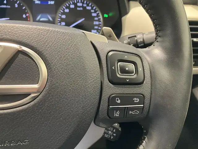 レクサス ＮＸ 300 Iパッケージ 熊本県 2020(令2)年 2.7万km グラファイトブラックガラスフレーク ・スマートキー/・プッシュスタート/・プリクラッシュセーフティ/・レーントレーシングアラート/・パーキングサポートアラート/・道路標識認識/・先行車発進告知/・ブラインドスポットモニター/・クルーズコントロール(追従式)/・オートマチックハイビーム/・アイボリーレザーシート/・前席パワーシート/・前席シートヒーター /・ハンドルヒーター /・純正メモリナビ/　【BD・Bluetooth・USB・SD・AUX・MSV】/・フルセグTV/・全方位カメラ/・ETC2.0/・ヘッドアップディスプレイ/・ドライブレコーダー(前後録画)/・パワーバックドア/・LEDヘッドランプ/・LEDフォグランプ/・純正マット/・保証書/取説