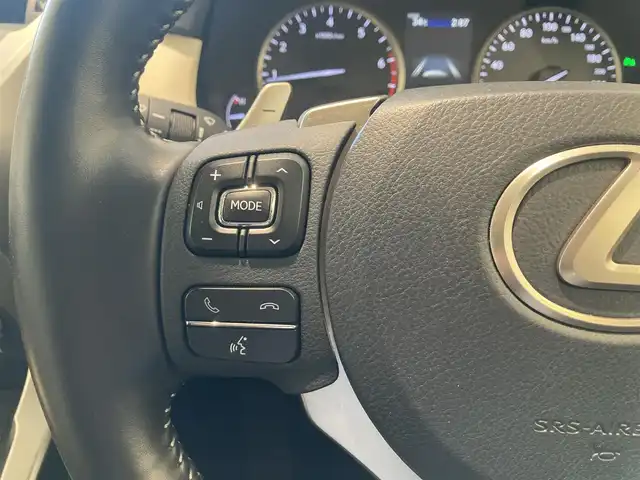 レクサス ＮＸ 300 Iパッケージ 熊本県 2020(令2)年 2.7万km グラファイトブラックガラスフレーク ・スマートキー/・プッシュスタート/・プリクラッシュセーフティ/・レーントレーシングアラート/・パーキングサポートアラート/・道路標識認識/・先行車発進告知/・ブラインドスポットモニター/・クルーズコントロール(追従式)/・オートマチックハイビーム/・アイボリーレザーシート/・前席パワーシート/・前席シートヒーター /・ハンドルヒーター /・純正メモリナビ/　【BD・Bluetooth・USB・SD・AUX・MSV】/・フルセグTV/・全方位カメラ/・ETC2.0/・ヘッドアップディスプレイ/・ドライブレコーダー(前後録画)/・パワーバックドア/・LEDヘッドランプ/・LEDフォグランプ/・純正マット/・保証書/取説