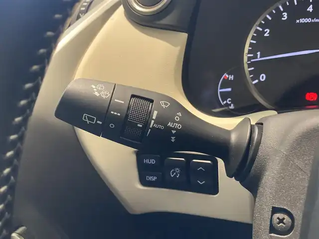 レクサス ＮＸ 300 Iパッケージ 熊本県 2020(令2)年 2.7万km グラファイトブラックガラスフレーク ・スマートキー/・プッシュスタート/・プリクラッシュセーフティ/・レーントレーシングアラート/・パーキングサポートアラート/・道路標識認識/・先行車発進告知/・ブラインドスポットモニター/・クルーズコントロール(追従式)/・オートマチックハイビーム/・アイボリーレザーシート/・前席パワーシート/・前席シートヒーター /・ハンドルヒーター /・純正メモリナビ/　【BD・Bluetooth・USB・SD・AUX・MSV】/・フルセグTV/・全方位カメラ/・ETC2.0/・ヘッドアップディスプレイ/・ドライブレコーダー(前後録画)/・パワーバックドア/・LEDヘッドランプ/・LEDフォグランプ/・純正マット/・保証書/取説
