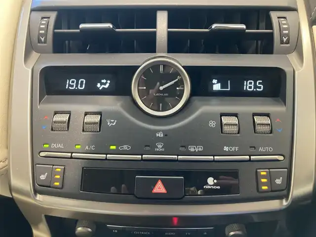 レクサス ＮＸ 300 Iパッケージ 熊本県 2020(令2)年 2.7万km グラファイトブラックガラスフレーク ・スマートキー/・プッシュスタート/・プリクラッシュセーフティ/・レーントレーシングアラート/・パーキングサポートアラート/・道路標識認識/・先行車発進告知/・ブラインドスポットモニター/・クルーズコントロール(追従式)/・オートマチックハイビーム/・アイボリーレザーシート/・前席パワーシート/・前席シートヒーター /・ハンドルヒーター /・純正メモリナビ/　【BD・Bluetooth・USB・SD・AUX・MSV】/・フルセグTV/・全方位カメラ/・ETC2.0/・ヘッドアップディスプレイ/・ドライブレコーダー(前後録画)/・パワーバックドア/・LEDヘッドランプ/・LEDフォグランプ/・純正マット/・保証書/取説