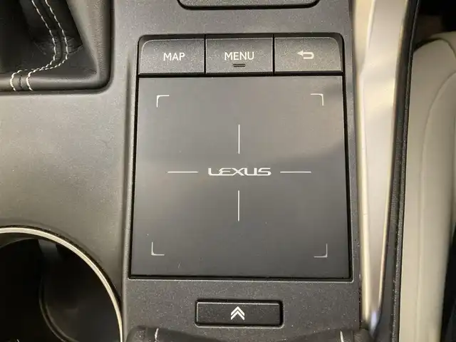 レクサス ＮＸ 300 Iパッケージ 熊本県 2020(令2)年 2.7万km グラファイトブラックガラスフレーク ・スマートキー/・プッシュスタート/・プリクラッシュセーフティ/・レーントレーシングアラート/・パーキングサポートアラート/・道路標識認識/・先行車発進告知/・ブラインドスポットモニター/・クルーズコントロール(追従式)/・オートマチックハイビーム/・アイボリーレザーシート/・前席パワーシート/・前席シートヒーター /・ハンドルヒーター /・純正メモリナビ/　【BD・Bluetooth・USB・SD・AUX・MSV】/・フルセグTV/・全方位カメラ/・ETC2.0/・ヘッドアップディスプレイ/・ドライブレコーダー(前後録画)/・パワーバックドア/・LEDヘッドランプ/・LEDフォグランプ/・純正マット/・保証書/取説