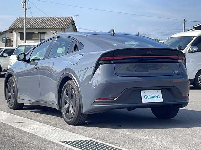 トヨタ プリウス U 香川県 2023(令5)年 1.1万km グレー 純正8インチディスプレイオーディオ/パノラミックビューモニター/シートヒーター/コーナーセンサー/前後ドライブレコーダー/ステアリングヒーター/ブラインドスポットモニター/前後パーキングサポートブレーキ/緊急時操舵支援/ETC