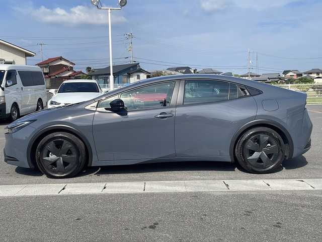 トヨタ プリウス U 香川県 2023(令5)年 1.1万km グレー 純正8インチディスプレイオーディオ/パノラミックビューモニター/シートヒーター/コーナーセンサー/前後ドライブレコーダー/ステアリングヒーター/ブラインドスポットモニター/前後パーキングサポートブレーキ/緊急時操舵支援/ETC