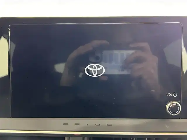 トヨタ プリウス U 佐賀県 2023(令5)年 1.1万km グレーＭ 純正8インチディスプレイオーディオ/フルセグTV/Bluetooth/Androidauto/AppleCarplay/全方位カメラ/衝突被害軽減システム/レーダークルーズコントロール/レーンアシスト/ブラインドスポットモニター/後方車両接近告知機能/パーキングサポートブレーキ/ロードサインアシスト/オートライト/オートマチックハイビーム/LEDヘッドライト/電子パーキング/ブレーキホールド/ビルトインETC2.0/前後ドライブレコーダー/運転席・助手席シートヒーター/ISOFIX対応シート/純正フロアマット/プッシュスタート/スマートキー/スペアキー×１