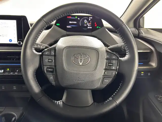 トヨタ プリウス U 佐賀県 2023(令5)年 1.1万km グレーＭ 純正8インチディスプレイオーディオ/フルセグTV/Bluetooth/Androidauto/AppleCarplay/全方位カメラ/衝突被害軽減システム/レーダークルーズコントロール/レーンアシスト/ブラインドスポットモニター/後方車両接近告知機能/パーキングサポートブレーキ/ロードサインアシスト/オートライト/オートマチックハイビーム/LEDヘッドライト/電子パーキング/ブレーキホールド/ビルトインETC2.0/前後ドライブレコーダー/運転席・助手席シートヒーター/ISOFIX対応シート/純正フロアマット/プッシュスタート/スマートキー/スペアキー×１