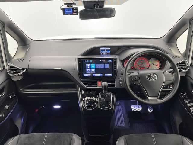 トヨタ ヴォクシー ZS G’s 宮崎県 2016(平28)年 6.1万km ホワイトパールクリスタルシャイン 禁煙車/トヨタセーフティセンス/純正10型ナビTV/（NSZT-ZA4T/CD/DVD/Bluetooth/フルセグTV）/純正バックカメラ/純正ビルトインETC/純正LEDオートライト/純正LEDビーム/純正エアロ/純正ルーフエンドスポイラー/純正18インチアルミ/純正フロアマット/両側電動スライドドア/レーンディパーチャーアラート/オートマチックハイビーム/プリクラッシュセーフティ/デュアルオートエアコン/ハーフレザーシート/ウインカードアミラー/本革巻ハンドル/スマートキー/プリクラッシュセーフティ/新車時保証書/取扱い説明書