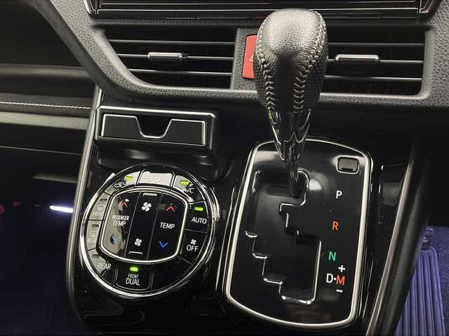 トヨタ ヴォクシー ZS G’s 宮崎県 2016(平28)年 6.1万km ホワイトパールクリスタルシャイン 禁煙車/トヨタセーフティセンス/純正10型ナビTV/（NSZT-ZA4T/CD/DVD/Bluetooth/フルセグTV）/純正バックカメラ/純正ビルトインETC/純正LEDオートライト/純正LEDビーム/純正エアロ/純正ルーフエンドスポイラー/純正18インチアルミ/純正フロアマット/両側電動スライドドア/レーンディパーチャーアラート/オートマチックハイビーム/プリクラッシュセーフティ/デュアルオートエアコン/ハーフレザーシート/ウインカードアミラー/本革巻ハンドル/スマートキー/プリクラッシュセーフティ/新車時保証書/取扱い説明書