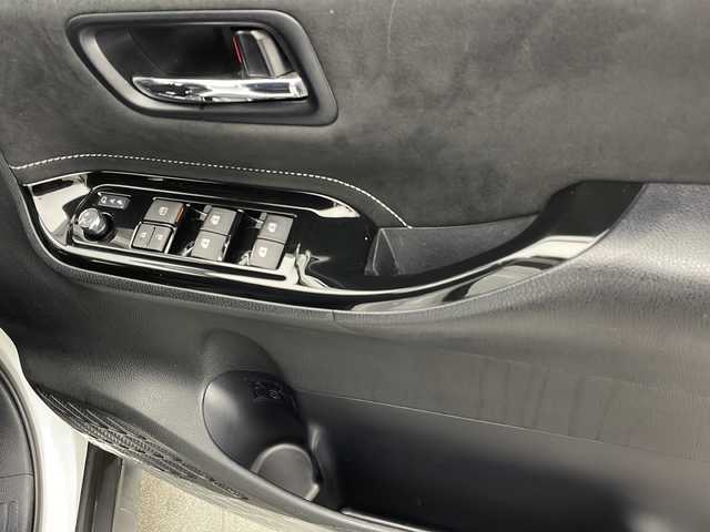トヨタ ヴォクシー ZS G’s 宮崎県 2016(平28)年 6.1万km ホワイトパールクリスタルシャイン 禁煙車/トヨタセーフティセンス/純正10型ナビTV/（NSZT-ZA4T/CD/DVD/Bluetooth/フルセグTV）/純正バックカメラ/純正ビルトインETC/純正LEDオートライト/純正LEDビーム/純正エアロ/純正ルーフエンドスポイラー/純正18インチアルミ/純正フロアマット/両側電動スライドドア/レーンディパーチャーアラート/オートマチックハイビーム/プリクラッシュセーフティ/デュアルオートエアコン/ハーフレザーシート/ウインカードアミラー/本革巻ハンドル/スマートキー/プリクラッシュセーフティ/新車時保証書/取扱い説明書