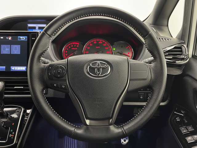 トヨタ ヴォクシー ZS G’s 宮崎県 2016(平28)年 6.1万km ホワイトパールクリスタルシャイン 禁煙車/トヨタセーフティセンス/純正10型ナビTV/（NSZT-ZA4T/CD/DVD/Bluetooth/フルセグTV）/純正バックカメラ/純正ビルトインETC/純正LEDオートライト/純正LEDビーム/純正エアロ/純正ルーフエンドスポイラー/純正18インチアルミ/純正フロアマット/両側電動スライドドア/レーンディパーチャーアラート/オートマチックハイビーム/プリクラッシュセーフティ/デュアルオートエアコン/ハーフレザーシート/ウインカードアミラー/本革巻ハンドル/スマートキー/プリクラッシュセーフティ/新車時保証書/取扱い説明書