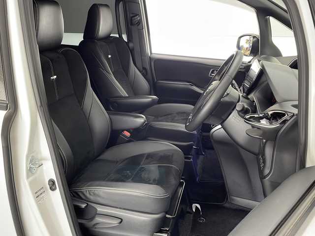 トヨタ ヴォクシー ZS G’s 宮崎県 2016(平28)年 6.1万km ホワイトパールクリスタルシャイン 禁煙車/トヨタセーフティセンス/純正10型ナビTV/（NSZT-ZA4T/CD/DVD/Bluetooth/フルセグTV）/純正バックカメラ/純正ビルトインETC/純正LEDオートライト/純正LEDビーム/純正エアロ/純正ルーフエンドスポイラー/純正18インチアルミ/純正フロアマット/両側電動スライドドア/レーンディパーチャーアラート/オートマチックハイビーム/プリクラッシュセーフティ/デュアルオートエアコン/ハーフレザーシート/ウインカードアミラー/本革巻ハンドル/スマートキー/プリクラッシュセーフティ/新車時保証書/取扱い説明書