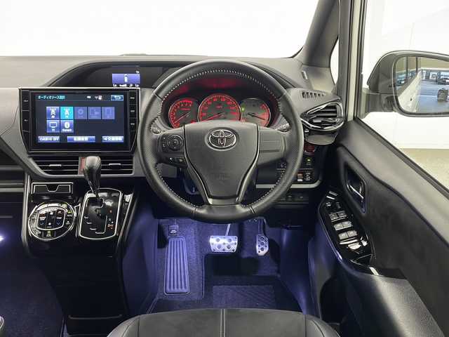 トヨタ ヴォクシー ZS G’s 宮崎県 2016(平28)年 6.1万km ホワイトパールクリスタルシャイン 禁煙車/トヨタセーフティセンス/純正10型ナビTV/（NSZT-ZA4T/CD/DVD/Bluetooth/フルセグTV）/純正バックカメラ/純正ビルトインETC/純正LEDオートライト/純正LEDビーム/純正エアロ/純正ルーフエンドスポイラー/純正18インチアルミ/純正フロアマット/両側電動スライドドア/レーンディパーチャーアラート/オートマチックハイビーム/プリクラッシュセーフティ/デュアルオートエアコン/ハーフレザーシート/ウインカードアミラー/本革巻ハンドル/スマートキー/プリクラッシュセーフティ/新車時保証書/取扱い説明書